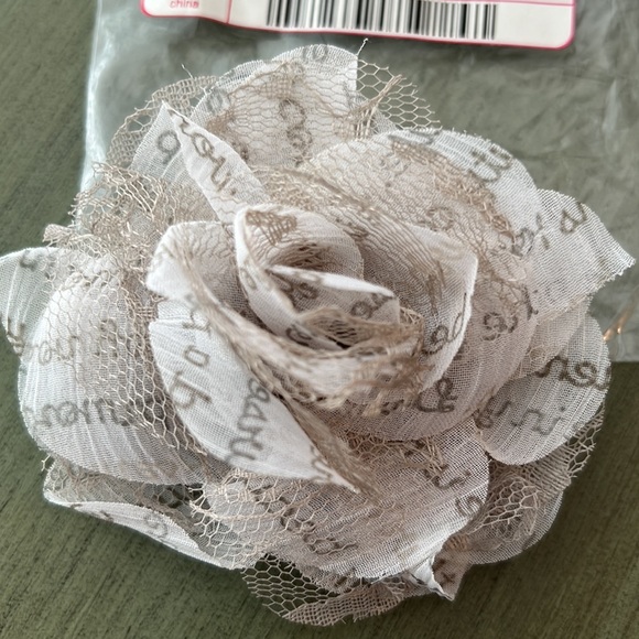 Thirty-one Rosette Clips - Picture 4 of 5